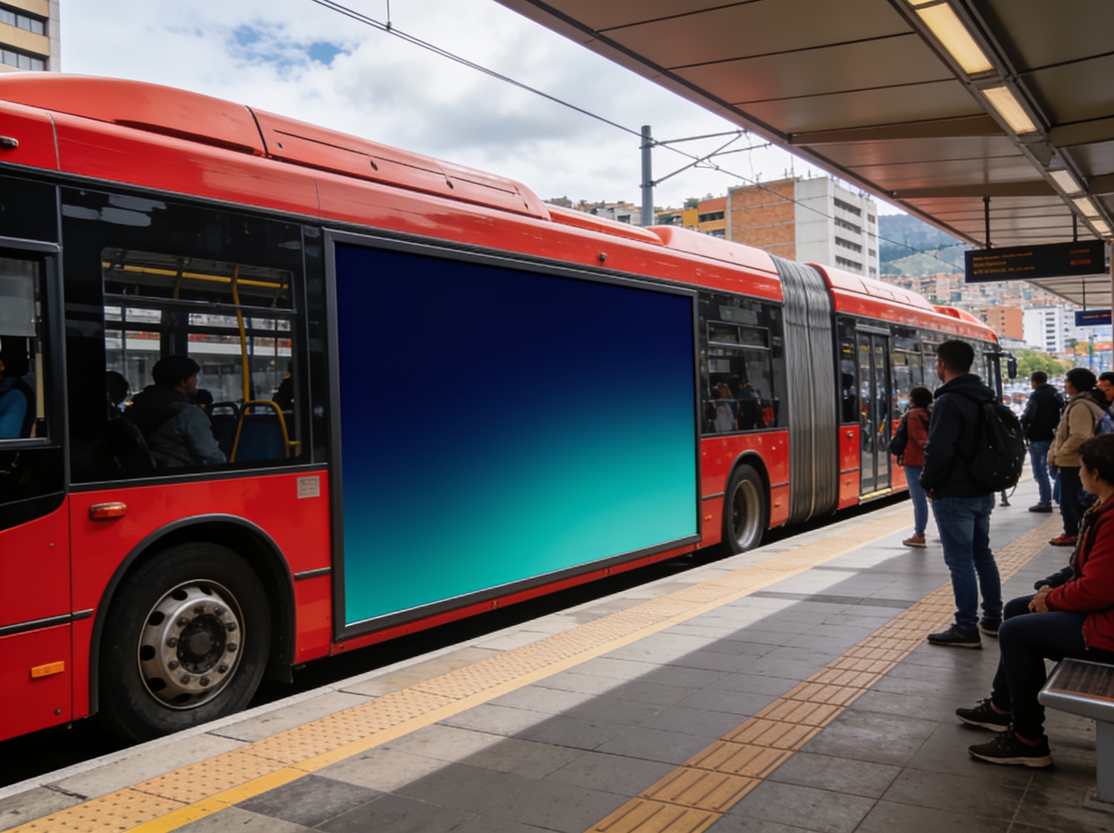 Bus de transporte público con branding exterior de marca
